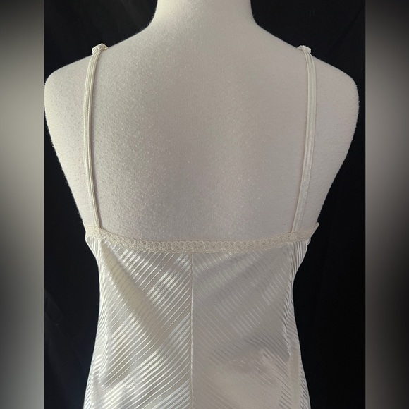 Women’s Formfit Dress Slip Size 34 Tall (10/12) Cream Color - Picture 4 of 7